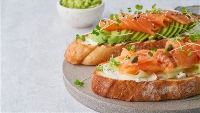 يعزز الذاكرة.. حضّري توست السلمون المدخن بالأفوكادو 