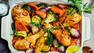 بخطوات بسيطة.. حضّري صينية دجاج بالخضار في الفرن