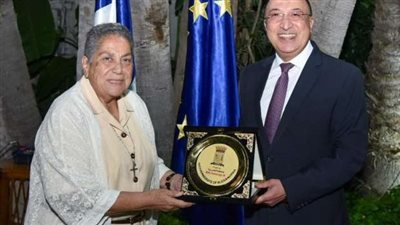 القنصلية الفرنسية تكرم السير بولين مسوح رئيس معهد سانت جان أنتيد بالإسكندرية 