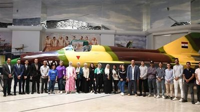  وفد من جامعة المنصورة يزور متحف القوات الجوية