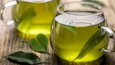 استشاري يُحذر الأم المرضعة من تناول الشاي الأخضر بكثرة: يقلل نمو الطفل