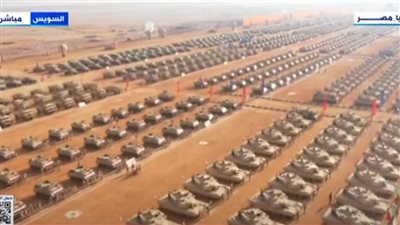  السيسي يشهد اصطفاف تفتيش حرب الفرقة الرابعة المدرعة بالسويس (بث مباشر)