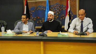 تسليم التأشيرات وشرح المناسك في احتفالية  بعثة نقابة الصحفيين لأداء العمرة