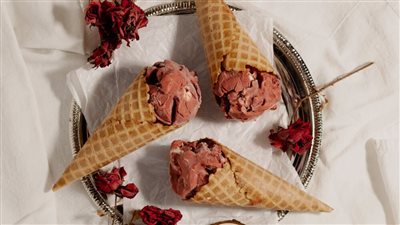 سريع ولذيذ| طريقة عمل آيس كريم رد فلفت في المنزل