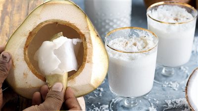 لعشاق المشروبات المثلجة.. طريقة تحضير سموذي جوز الهند