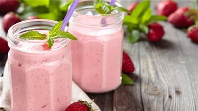 تعزز المناعة.. طريقة عمل سموذي الفراولة المنعش