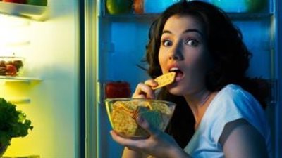 ابتعد عن الأكل في الليل.. 6 نصائح للتعامل مع التوقيت الشتوي