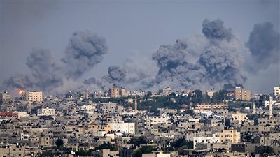 قصف إسرائيلي عنيف على غزة يُنهي حياة 25 فلسطينيًا
