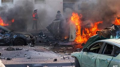 حريق ضخم في تل أبيب جراء سقوط صاروخ للمقاومة.. شاهد