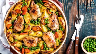 مفيدة للدايت.. طريقة عمل صينية دجاج بالخضار في الفرن