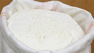 سعر الدقيق صباح اليوم الأحد عند تاجر الجملة