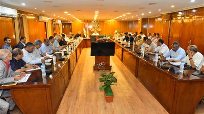 محافظ أسيوط يترأس اجتماع مراجعة خطة جاهزية القطاعات لمواجهة الأمطار والسيول