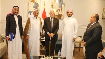 محافظ جنوب سيناء يستقبل عددًا من مشايخ نويبع وطابا ويكرمهم لجهودهم