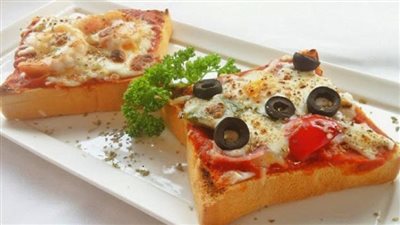 طريقة عمل بيتزا توست بدون فرن.. حضريها في دقائق