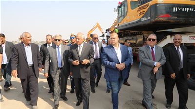 محافظ الجيزة يشهد اصطفافًا لسيارات ومعدات الطوارئ لشركة مياه الشرب والصرف الصحي 