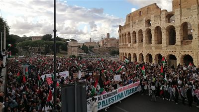  اندلاع مظاهرات كبرى بالعاصمة الإيطالية روما تعاطفًا مع غزة وللمطالبة بوقف إطلاق النار