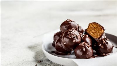 تمد الجسم بالطاقة.. طريقة عمل كرات البسكوت بزبدة الفول السوداني