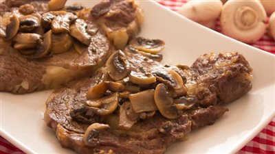 على خطى المطاعم.. طريقة عمل ستيك بالمشروم للدايت