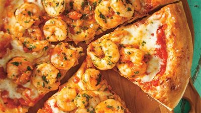 بالخطوات.. طريقة عمل بيتزا الجمبري بالموتزاريلا