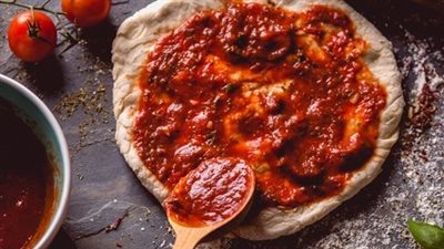 حضريها في دقائق.. طريقة عمل صلصة البيتزا بدون طبخ