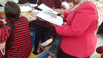 وكيل تعليم الفيوم تتابع معرض التربية الفنية بمدرسة عزة زيدان الرسمية للغات