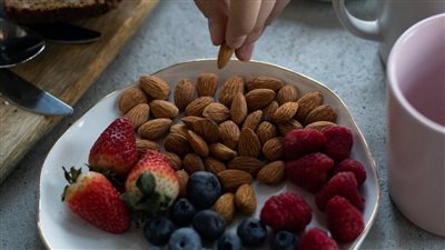 كيفية خفض نسبة الكوليسترول دون استبعاد الأطعمة المفضلة لديك 