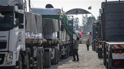 20 دولة ترسل مساعدات لغزة والشاحنات تدخل القطاع حتى منتصف الليل