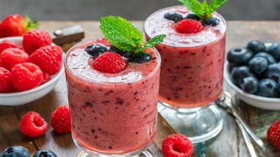 حضريه لأولادك فى أسبوع الامتحانات.. طريقة عمل سموذي التوت الأحمر