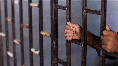 إحالة 3 عاطلين لمحكمة الجنح بسبب سرقة محل هواتف