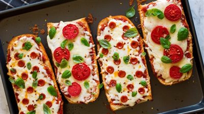 حضري بيتزا بالخبز في 3 دقائق