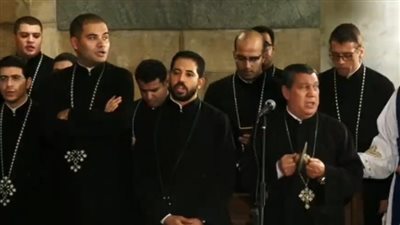 المعلم ابراهيم عياد يقود الشمامسة في صلاة تجنيز الأنبا اثناسيوس