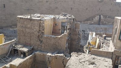 حفاظًا على أرواح المواطنين.. إزالات عقارات ذات خطورة داهمة بحي الخليفة