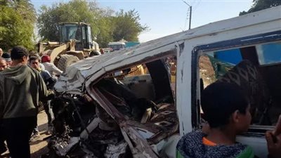 إصابة سائق وعامل في حادث انقلاب سيارة بصحراوي سوهاج الغربي 