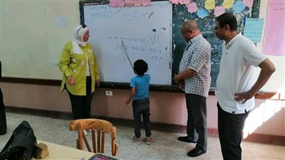 مدير إدارة دشنا التعليمية تشيد بجهود العاملين بمدرستي عزبة الألفي الابتدائية بدشنا