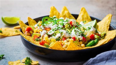 للجوع المفاجئ.. طريقة عمل سلطة الدوريتوس بالذرة