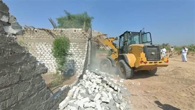 حملة مكبرة لإزالة 1580 متر تعد على أراضى املاك الدولة بنجع حمادي