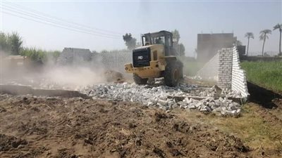 حملة لإزالة التعديات على الأراضى الزراعية وأملاك الدولة بمركز دشنا