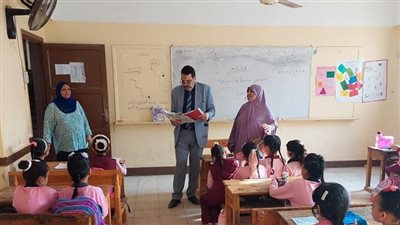 مدير إدارة التعليم النموذجي بقطاع المعاهد يتابع سير العملية التعليمية 