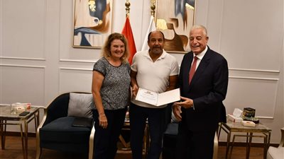 محافظ جنوب سيناء يكرم رئيس مجلس إدارة مخيم بساطة