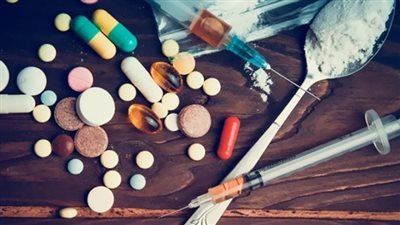 صيدلي يبيع المخدرات لعلاج ديونه