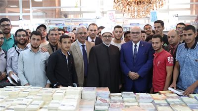 إقبال كبير على معرض الكتاب بالمكتبة المركزية بجامعة الأزهر