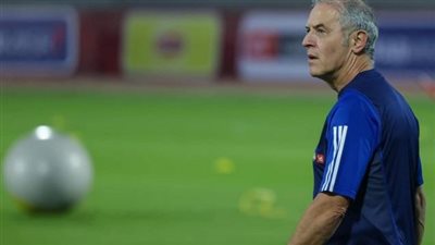 كولر يحاضر لاعبي الأهلي بالفيديو على هامش المران المسائي