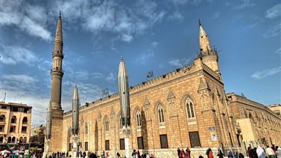 محبو مولانا الحسين يتوافدون على المقام المبارك احتفالًا بمولده