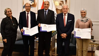 محافظ جنوب سيناء يكرم المشاركين في أعمال لجنة المبادرة الوطنية للمشروعات