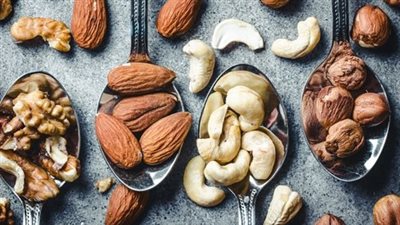 المكسرات مفيدة لأصحاب الـ 60 عامًا.. طبيب يوضح 