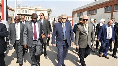 رئيس القابضة للمياه يستقبل وزير البنية الأساسية لدولة زامبيا وسفيرها بالقاهرة