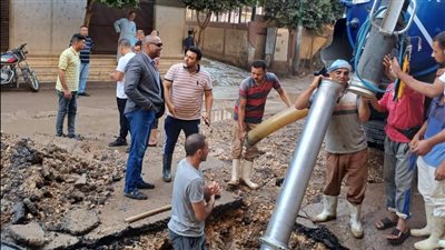 محافظة الجيزة تدفع بفرق العمل لإصلاح كسر خط مياه بمركز أوسيم 