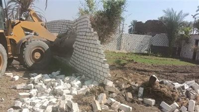  إزالة 4 حالات تعد بالبناء على الأرضي الزراعية بنجع حمادي