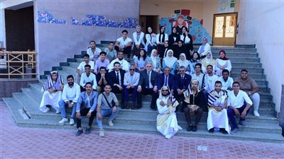 رئيس جامعة سوهاج يشيد بإبداع طلاب الآثار في استنساخ بعض التماثيل الجصية