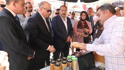 محافظ القاهرة يفتتح عرضًا لبيع السلع الغذائية بسعر المصنع بعين شمس 